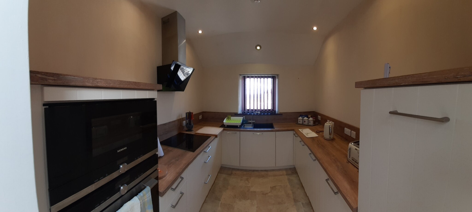 Fully equipped kitchen with oak worktops