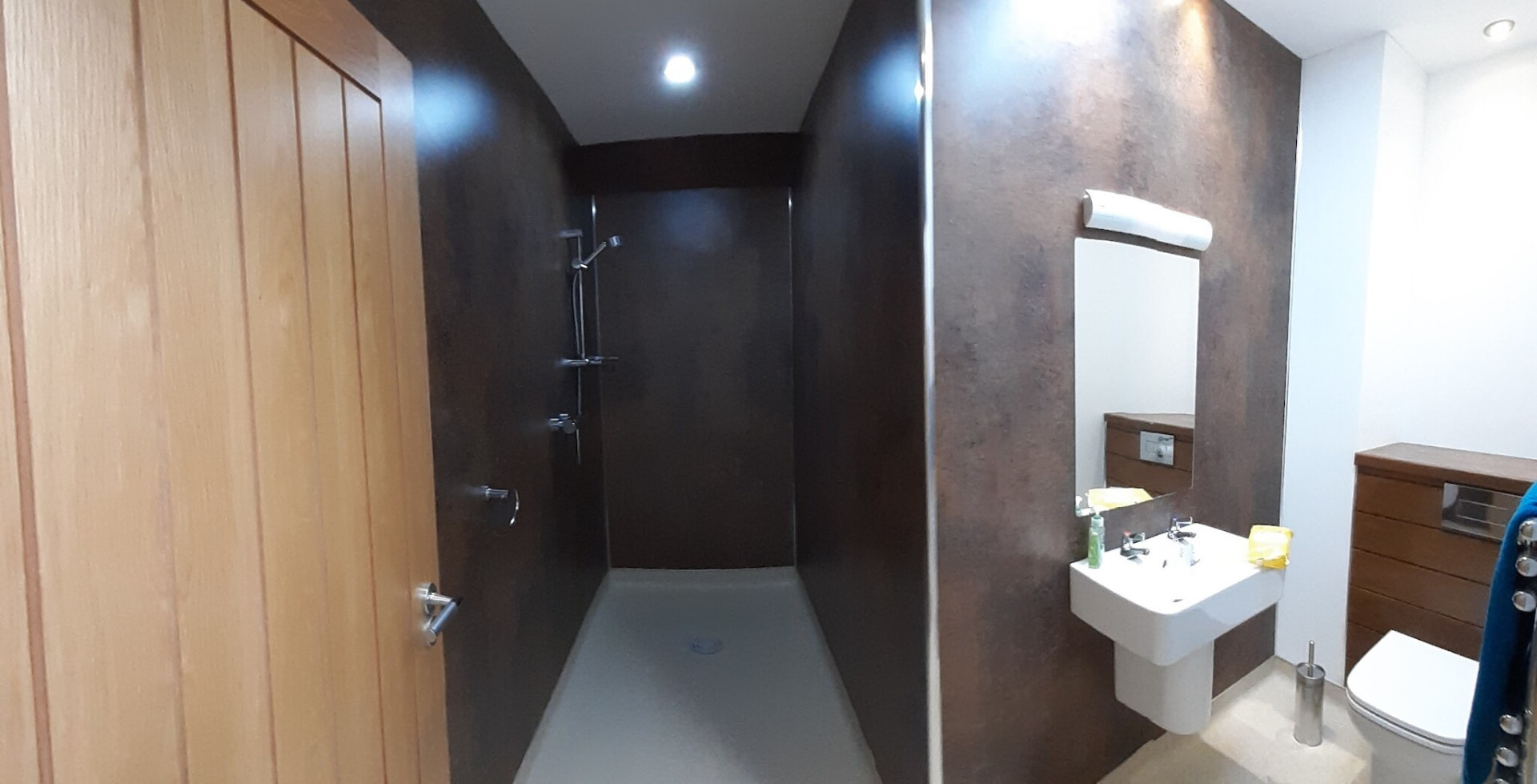 Wet room with level access shower